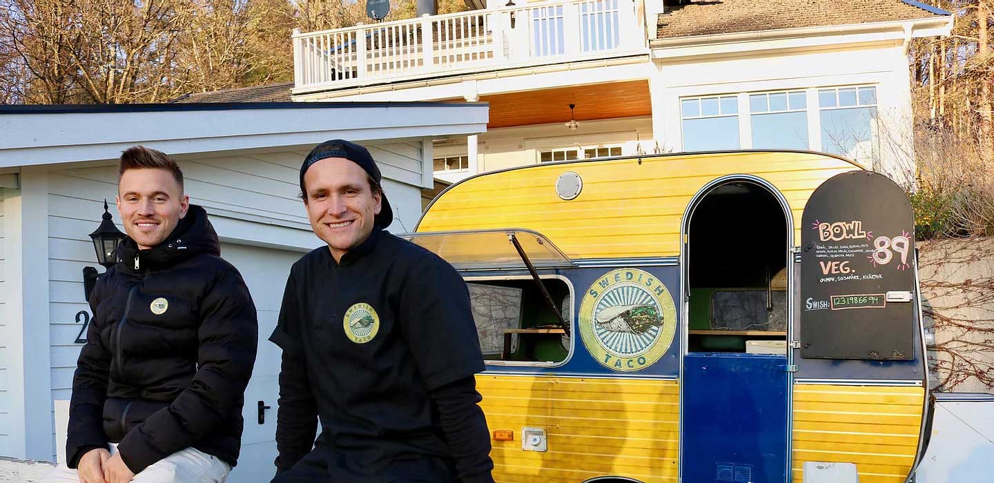 Johan och Sebastian med deras foodtruck i bakgrunden