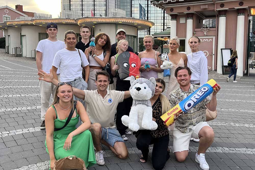 Ungdomar som ler mot kameran på liseberg