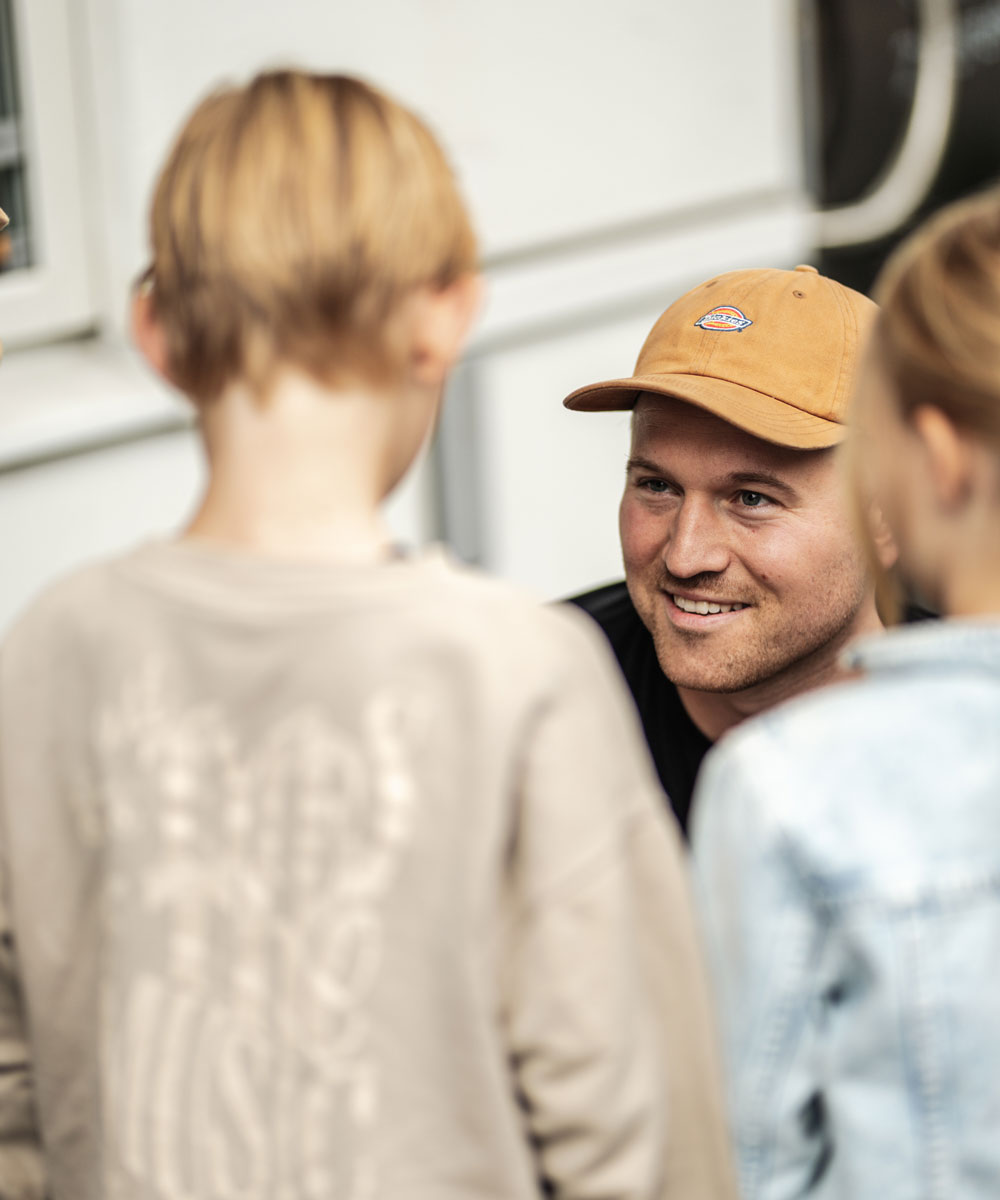 Två barn som beställer taocs