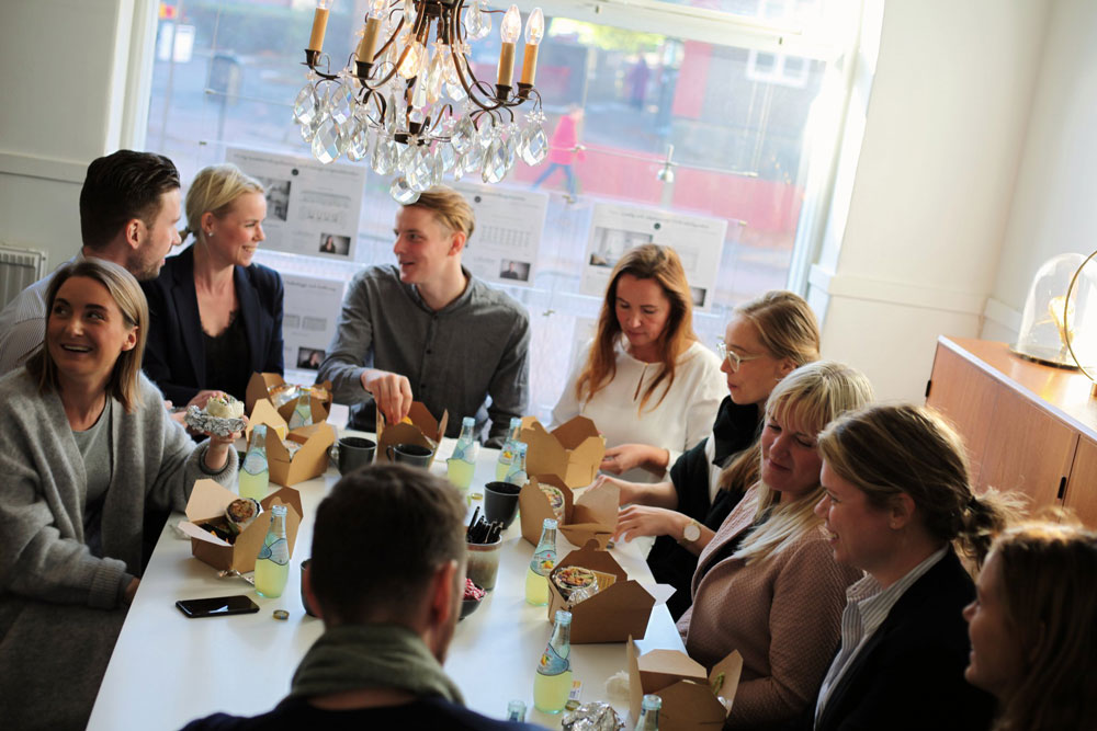 Ett gäng har beställt take away
