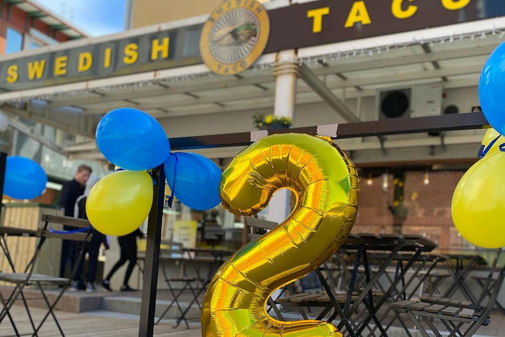 ballonger i guld, blått och gult utanför Swedish Taco