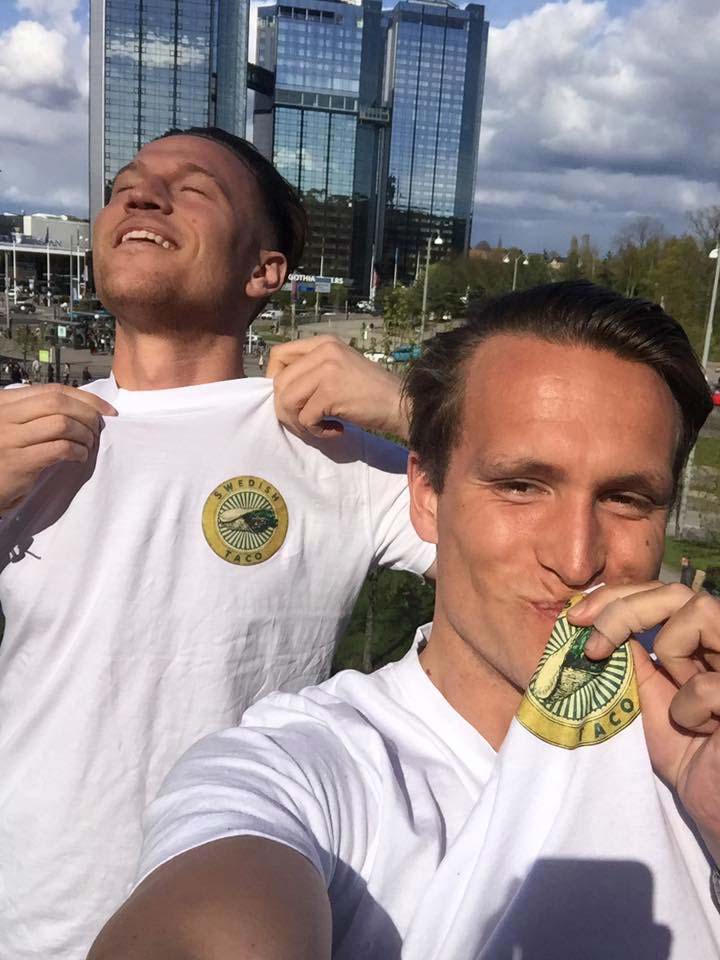 Johan & Sebastian håller sina företags-tshirts