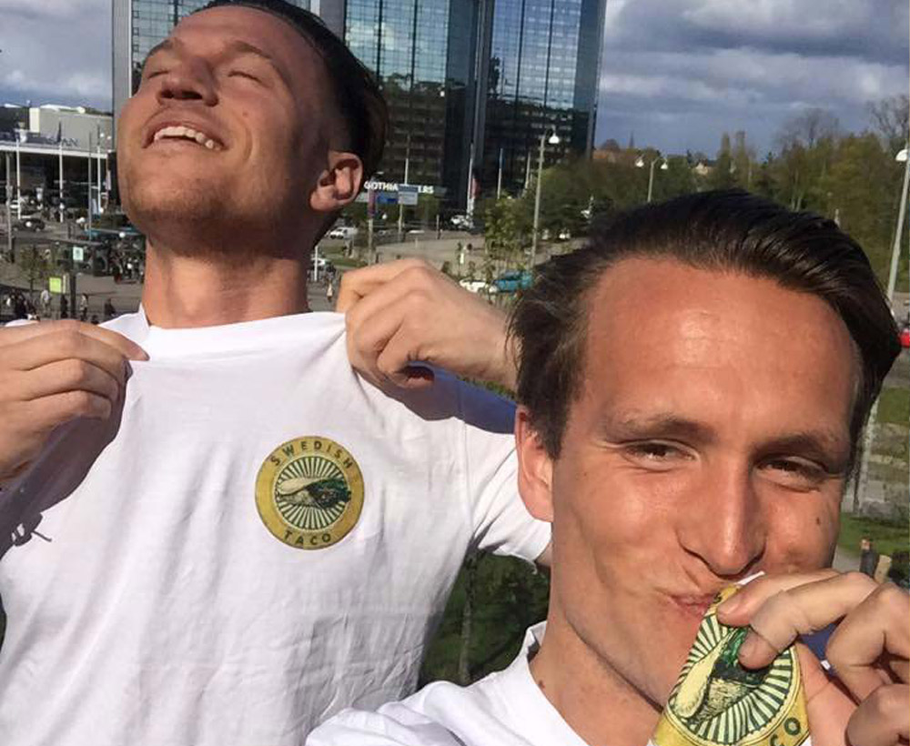 Johan och Sebastian håller sina företags t-shirts